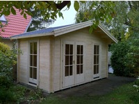 Satteldachhaus 45 mm Blockbohle mit            Terrassenelementen